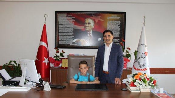 İlçe Milli Eğitim Müdürü Mehmet ETİK Koltuğunu Öğrencilere Bıraktı