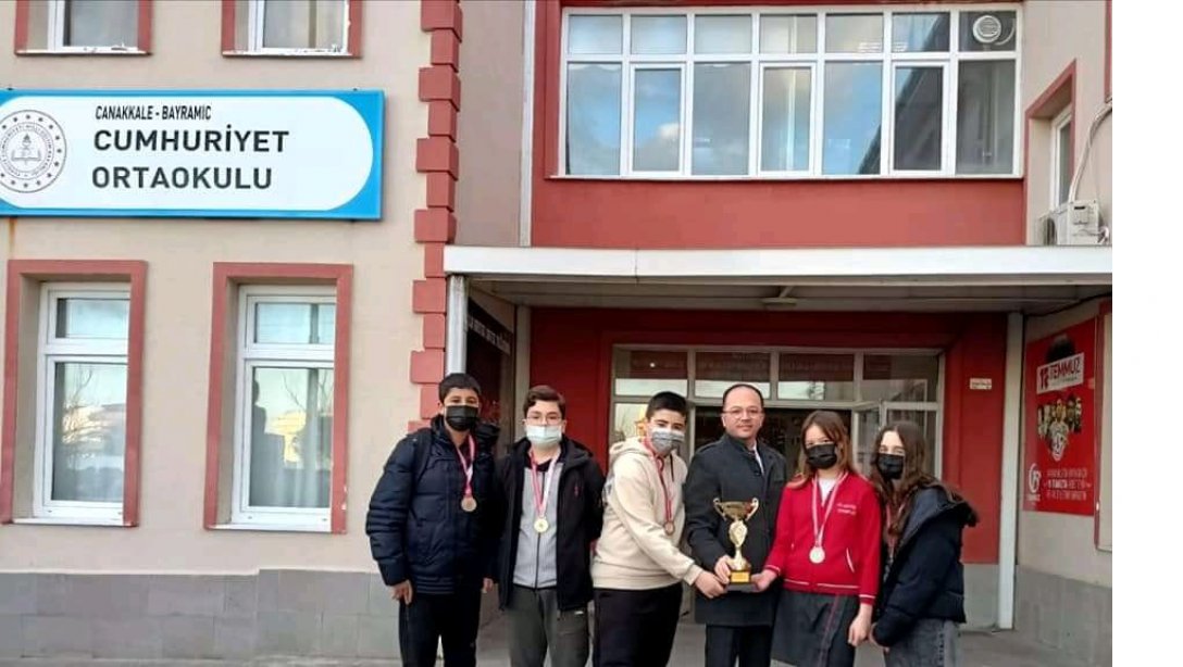 Cumhuriyet Ortaokulu Küçükler Satranç Takımı Okullar Arası İl Turnuvasında Çanakkale 1.si Oldu.