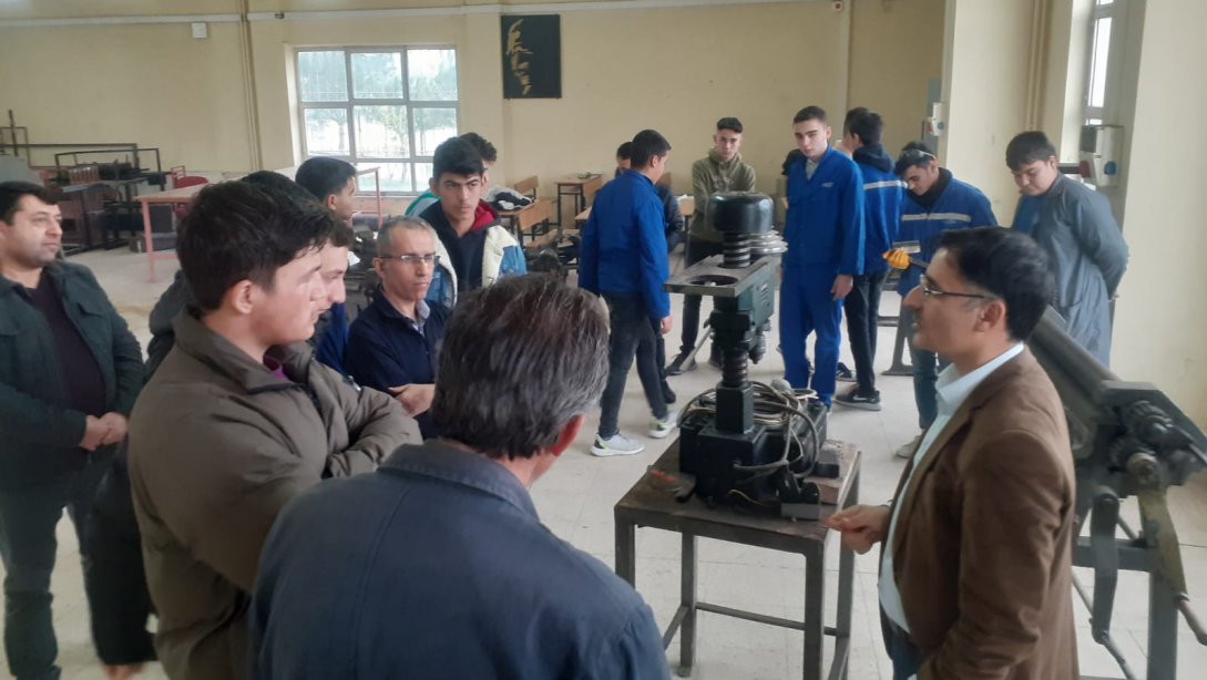 İlçe Milli Eğitim Müdürümüz Mehmet ETİK Mesleki ve Teknik Anadolu Lisesi'ni Ziyaret Etti