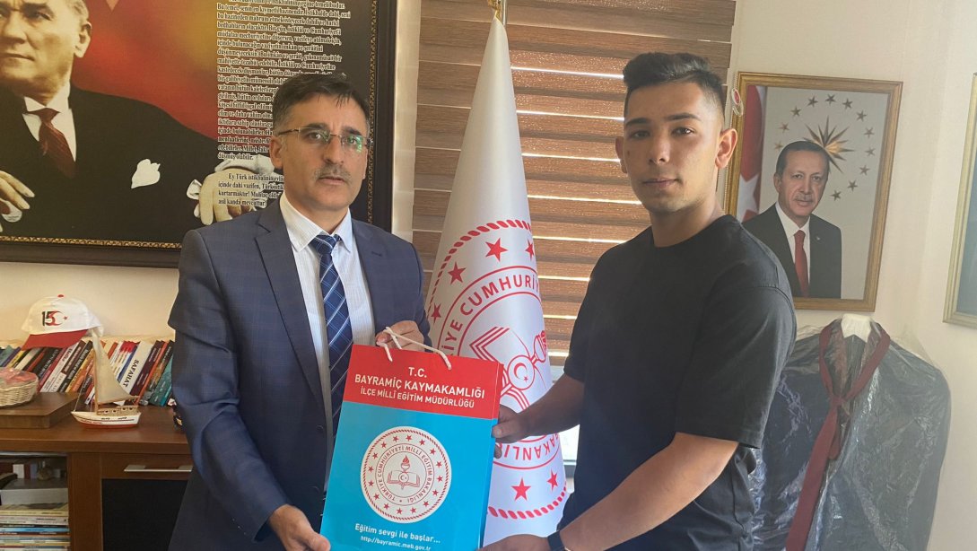Yılın Kalfası Seçilen Öğrencimizi İlçe Milli Eğitim Müdürümüz Mehmet ETİK Tebrik Etti 