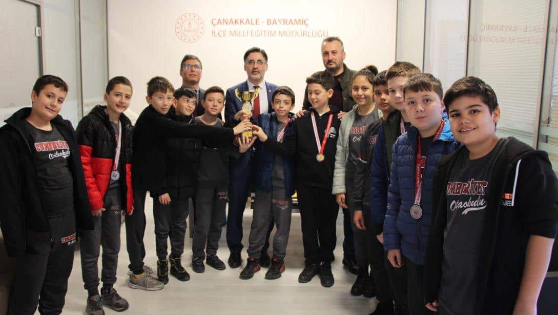 Satranç Turnuvasında Derece Alan Cumhuriyet Ortaokulu Öğrencileri İlçe Milli Eğitim Müdürümüz Mehmet ETİK'i Ziyaret Etti